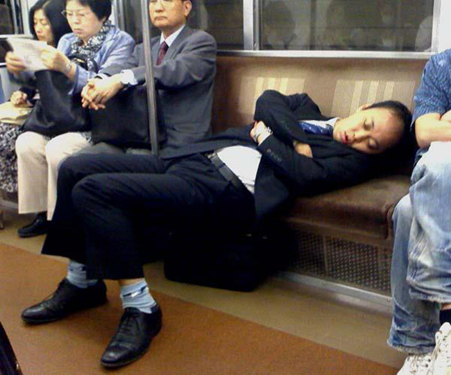Phì cười trước những tư thế ngủ bá đạo của đàn ông Nhật trên đường về nhà-23