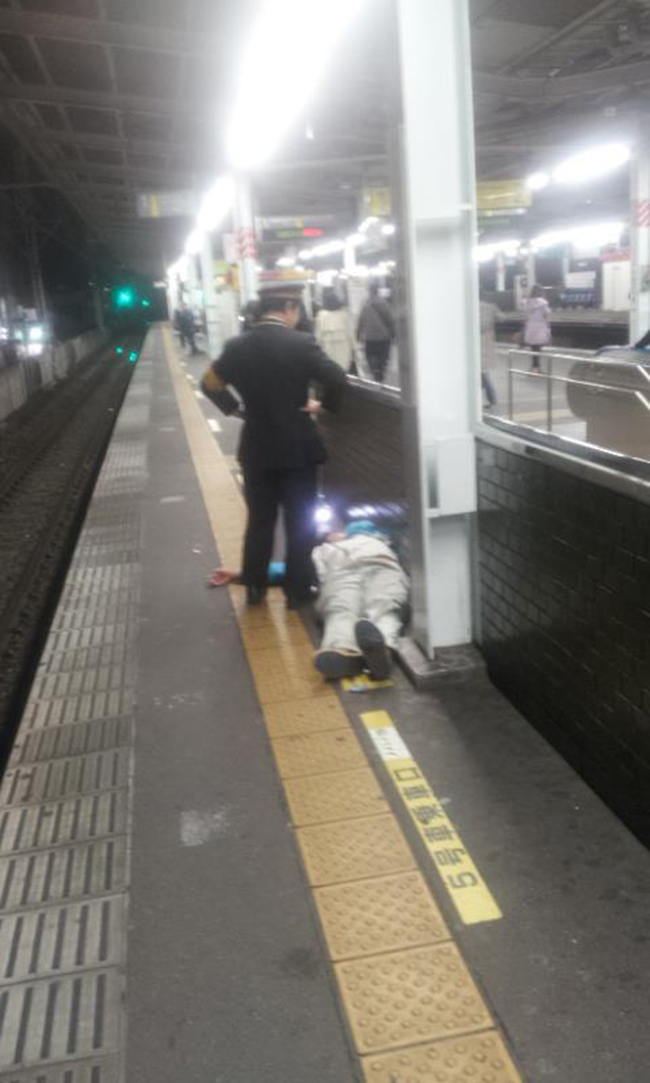 Phì cười trước những tư thế ngủ bá đạo của đàn ông Nhật trên đường về nhà-22