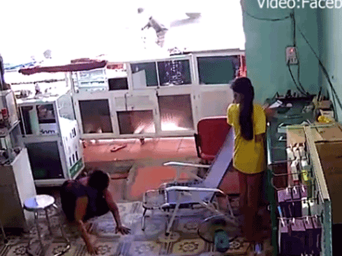 Thanh niên táo tợn đấm thẳng mặt chủ quán để cướp điện thoại