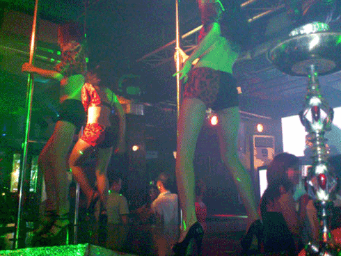 Lén nhìn phụ nữ tắm bị bắt gặp, kẻ biến thái trần như nhộng vội vàng tháo chạy qua cửa sổ-3