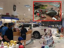 CLIP: Nữ tài xế đâm gãy xe máy rồi lao thẳng vào nhà sách gây đổ vỡ nghiêm trọng CLIP: Nữ tài xế đâm gãy xe máy rồi lao thẳng vào nhà sách gây đổ vỡ nghiêm trọng