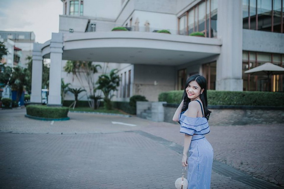 Thanh Bi buông lơi vai trần, nhẹ nhàng xuống phố-5