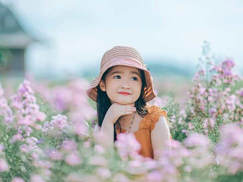 Bức ảnh của một cô bé 5 tuổi Bắc Giang sẽ khiến bạn cảm thấy gần gũi và thân thiện. Với vẻ ngọt ngào và tình cảm, cô bé này sẽ khiến cho lòng bạn ấm áp và hạnh phúc. Hãy cùng chiêm ngưỡng vẻ đáng yêu của cô bé trong bức ảnh này.