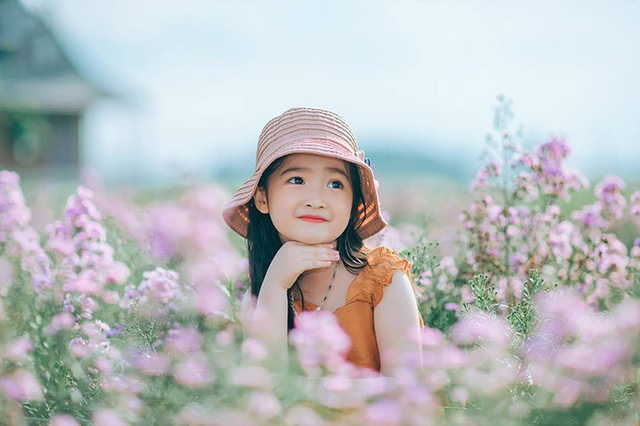 Hình ảnh không thể không yêu của bé gái 5 tuổi trước ống kính máy ảnh-1