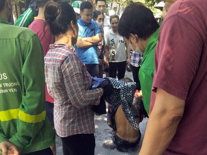 Cụ ông tưới xăng lên người rồi châm lửa tự thiêu giữ phố Hà Nội-2