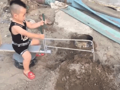 Ông bố khéo tay tự làm cần cẩu xúc cát cho bé khiến bé chơi cả chiều không chán