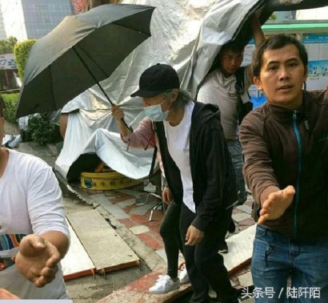 Sau Lý Liên Kiệt, vua hài Châu Tinh Trì xuất hiện với vẻ tiều tụy như ông lão-5