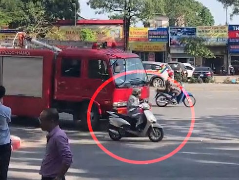 Người phụ nữ chạy xe Lead 'hồn nhiên' tạt đầu xe cứu hỏa trên phố Hà Nội