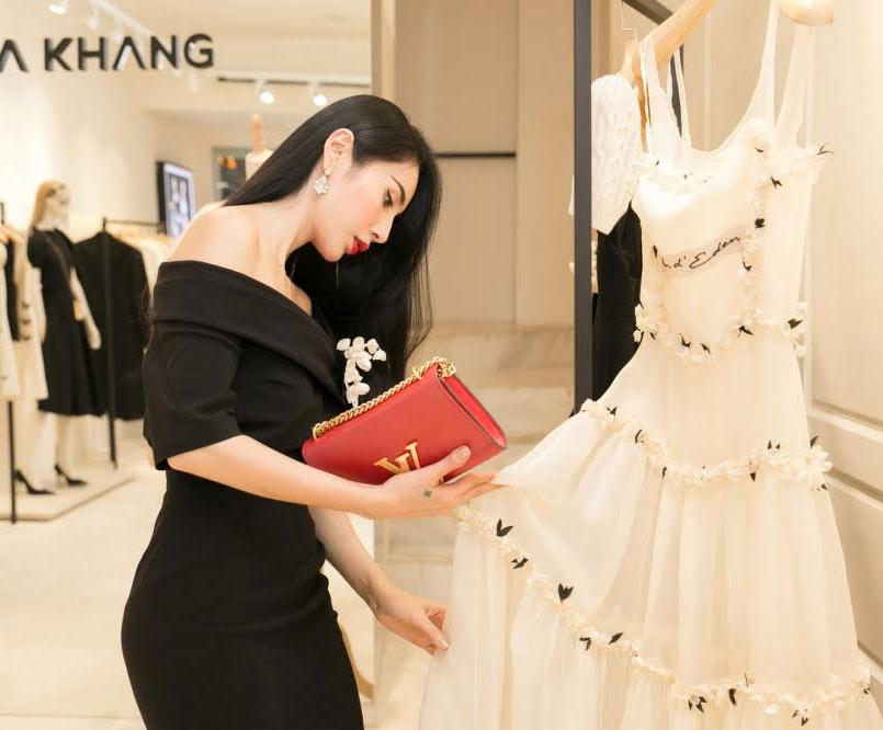 Sở hữu gia tài triệu đô nhưng bà mẹ một con Thủy Tiên chỉ dùng mỗi một chiếc túi hiệu-6