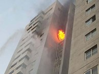 Cháy ở chung cư cao 23 tầng, hàng trăm người tháo chạy