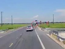Xe con phóng tốc độ cao đâm trực diện khiến xe máy bay thẳng xuống ruộng Xe con phóng tốc độ cao đâm trực diện khiến xe máy bay thẳng xuống ruộng