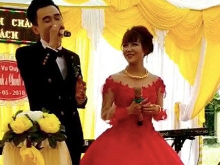 Chú rể Quảng Bình hát 'Cô gái M53' tặng vợ trong ngày cưới