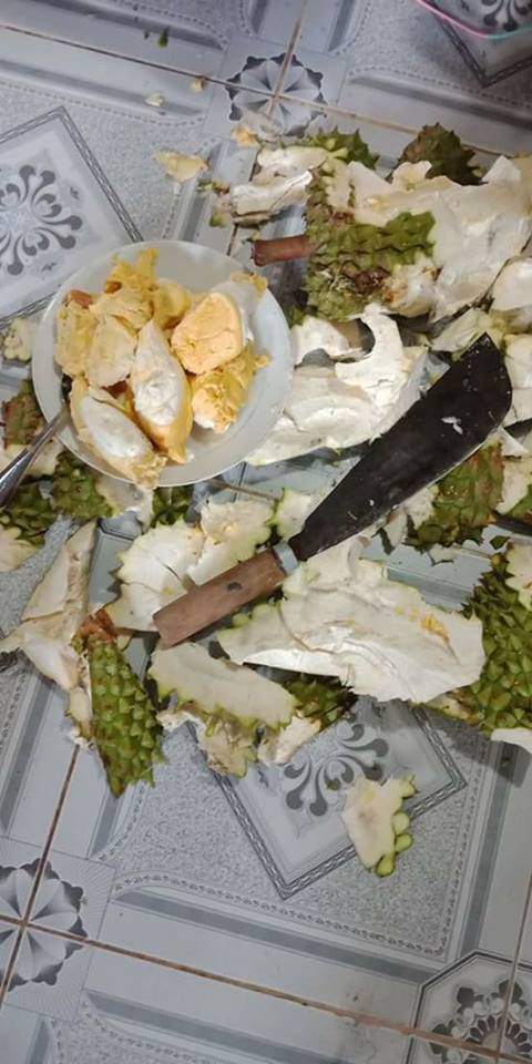 Màn vật lộn” của trai trẻ chứng tỏ bổ sầu riêng là thử thách khó nhất nhì thiên hạ-2