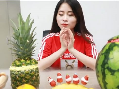 Đâu cần tủ đá, 'thánh ăn công sở' vẫn khiến người xem khó rời mắt khi trổ tài làm kem hoa quả cực ngon