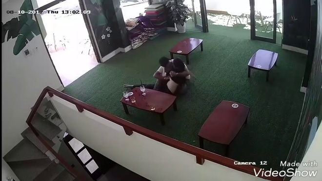 Nóng mắt với cảnh cặp đôi ôm nhau, hôn hít ngay trên giường bệnh viện giữa bốn bề bệnh nhân-3