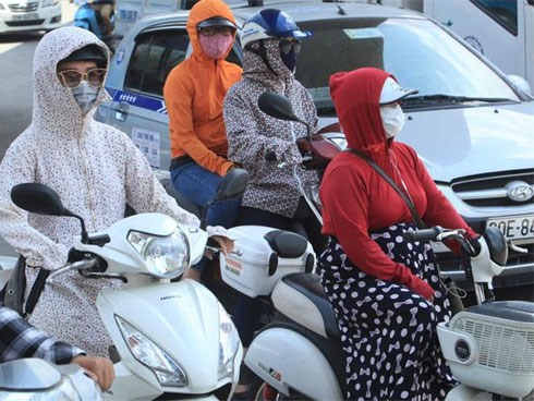 Chống nắng kỹ như chị em Hà Nội: Quấn vải kín mít như ninja