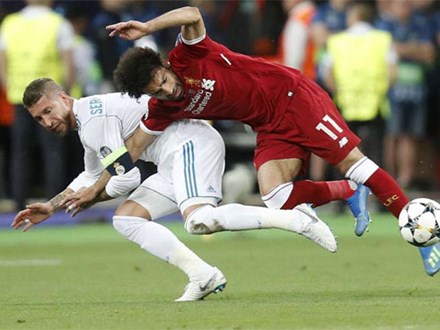 Tình huống Ramos bẻ vai Salah như võ sĩ MMA khiến fan phẫn nộ