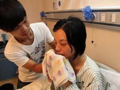 Vợ bị táo bón suốt 4 tuần phải nhập viện, khi biết nguyên nhân người chồng đồng ý không cứu