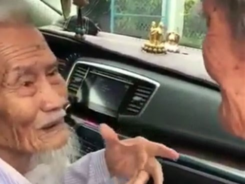 Clip cuộc hội ngộ của 2 cụ ông gần trăm tuổi: