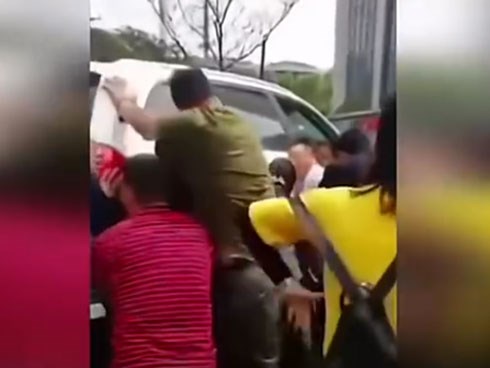 Ném gạch vào ô tô sau va chạm nhẹ, cô gái trẻ bị tài xế tông thẳng xe lên người