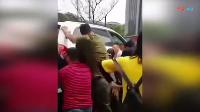Ném gạch vào ô tô sau va chạm nhẹ, cô gái trẻ bị tài xế tông thẳng xe lên người-1