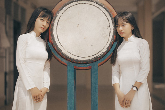 Cặp chị em sinh đôi 18 tuổi hút hồn trong bộ ảnh chia tay mái trường-8