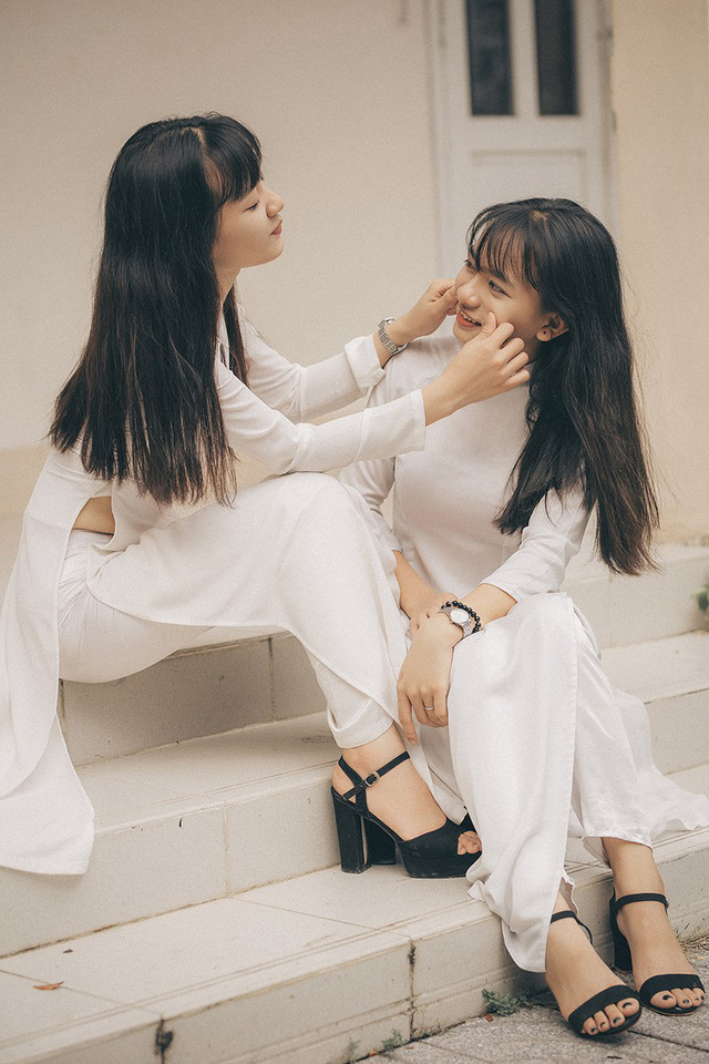 Cặp chị em sinh đôi 18 tuổi hút hồn trong bộ ảnh chia tay mái trường-6