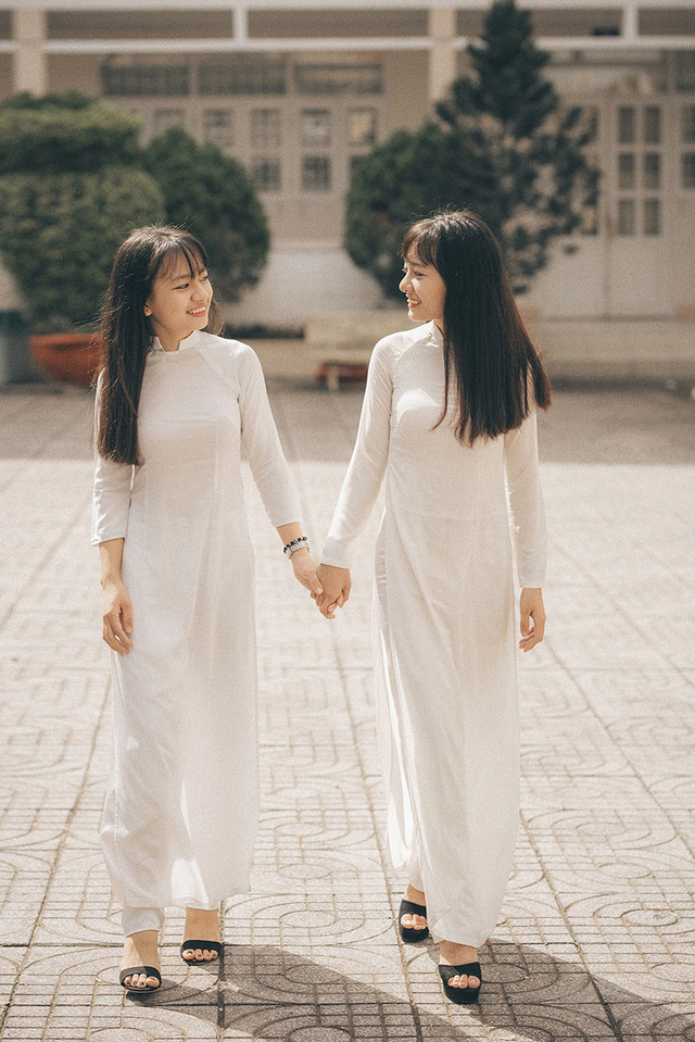 Cặp chị em sinh đôi 18 tuổi hút hồn trong bộ ảnh chia tay mái trường-5