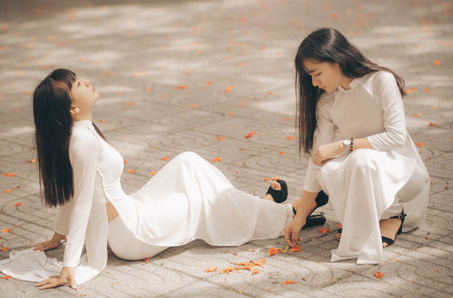 Cặp chị em sinh đôi 18 tuổi hút hồn trong bộ ảnh chia tay mái trường-2