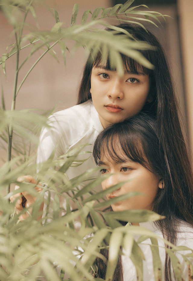 Cặp chị em sinh đôi 18 tuổi hút hồn trong bộ ảnh chia tay mái trường-1