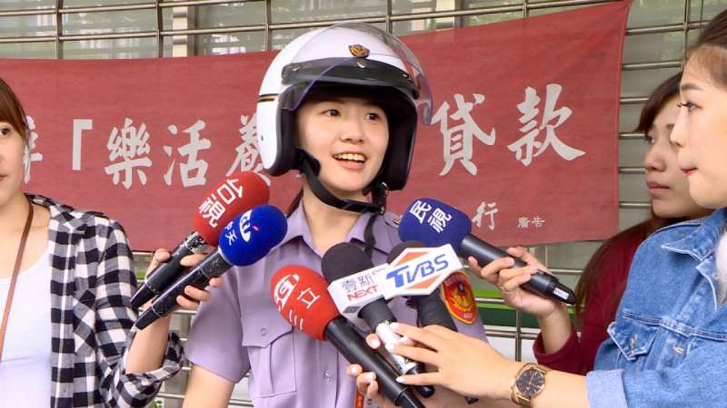 Vừa nhìn thấy nữ cảnh sát xinh đẹp, tên tội phạm lập tức nhận tội và hỏi xin số làm quen-4