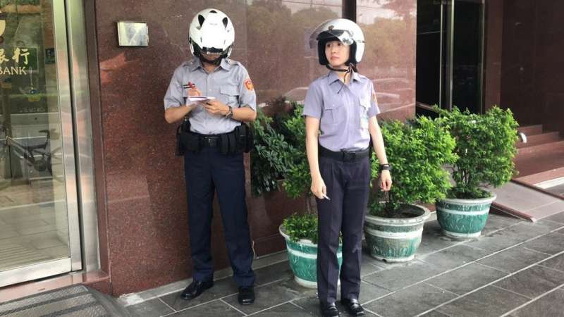 Vừa nhìn thấy nữ cảnh sát xinh đẹp, tên tội phạm lập tức nhận tội và hỏi xin số làm quen-2
