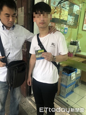 Vừa nhìn thấy nữ cảnh sát xinh đẹp, tên tội phạm lập tức nhận tội và hỏi xin số làm quen-1