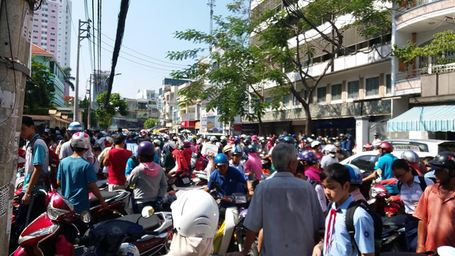 Ngỡ ngàng đi học thêm phải... thi xếp lớp-2