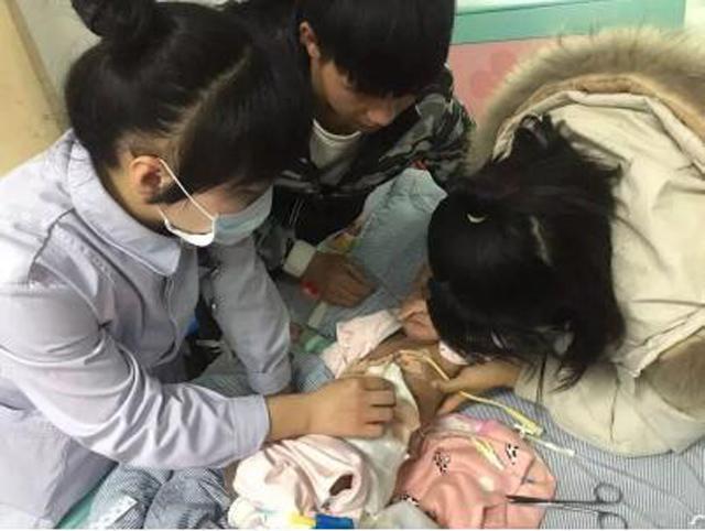 Bé 13 tháng tuổi bục dạ dày vì mẹ cho ăn ngô: 6 người cấm ăn không chỉ trẻ nhỏ-2