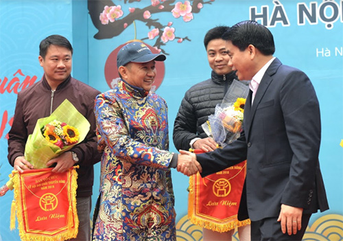 Hàng nghìn người xem lễ hội bơi chải thuyền rồng Hồ Tây-2