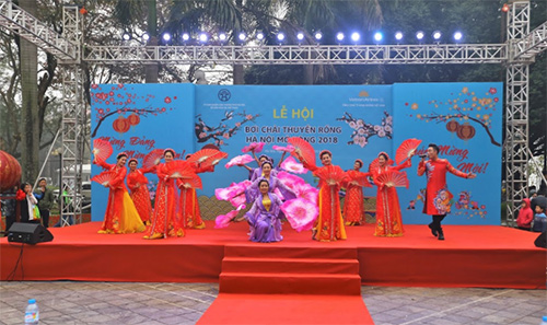 Hàng nghìn người xem lễ hội bơi chải thuyền rồng Hồ Tây-5