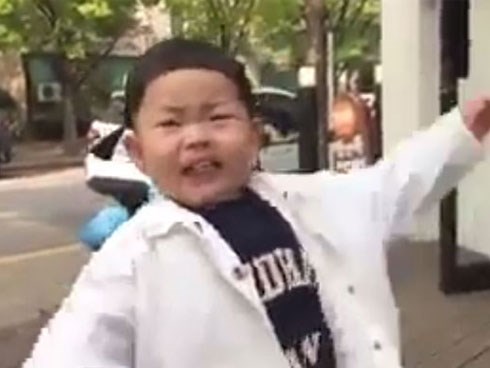 Em bé giận dỗi khi bị mẹ cắt tóc quá ngắn