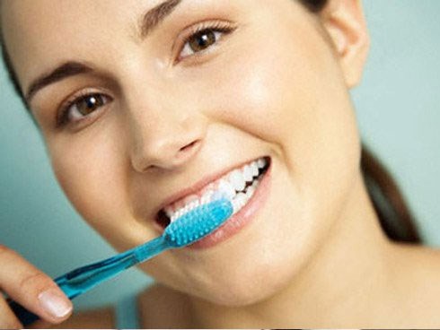 Thói quen đánh răng sai 90% người mắc phải: Làm ướt bàn chải trước khi đánh răng