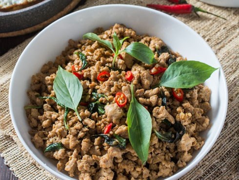 Người Thái làm gà rang ngon chỉ nhờ 1 nguyên liệu cực dễ kiếm này