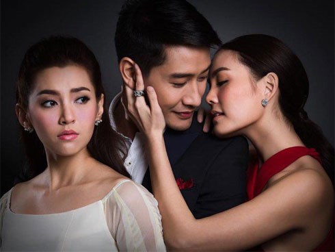 Cô bạn thân nham hiểm, vừa giúp tôi cầu hôn người yêu, đêm đã lừa tôi lên giường