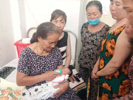 Nhiều người đến xin nhận nuôi bé sơ sinh nghi bị chôn sống ở Bình Thuận, chính quyền không nhận tiền từ thiện