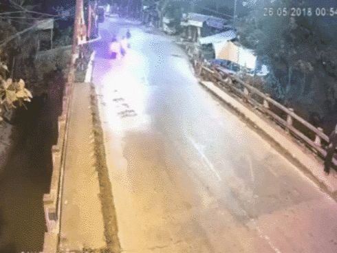 Hai thanh niên phóng xe máy bạt mạng tông trúng người phụ nữ, nạn nhân bay qua thành cầu tử vong