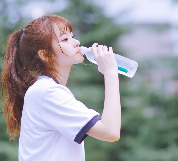 Đi nắng về uống nước lạnh ngay: thói quen ai cũng mắc lại cực hại cho sức khỏe-1