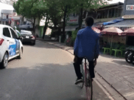 Lái xe đạp thả 2 tay trên đường Trường Sa