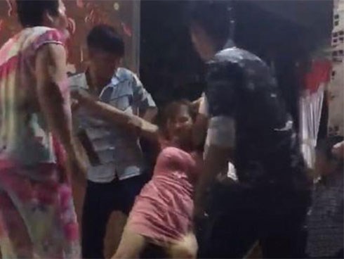 Mặc váy ngắn xinh đẹp dự đám cưới người yêu cũ, cô gái uống say vật vã khóc lóc