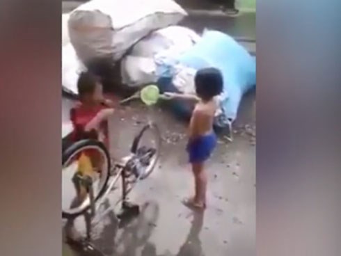 Bạn có bao giờ được tắm mưa theo cách này chưa?