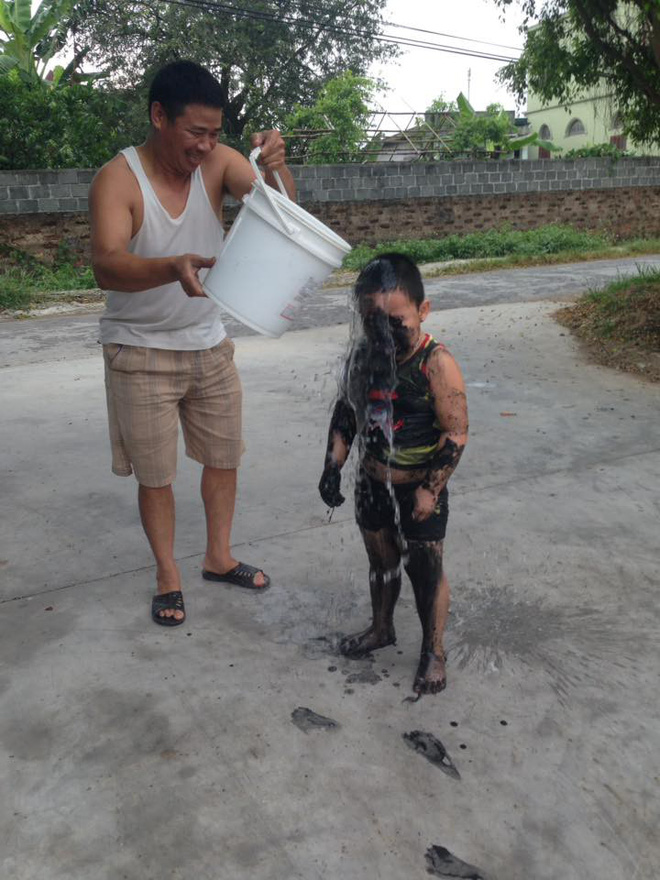 Cậu bé mũm mĩm khiến dân mạng vừa thương vừa phì cười khi mới tập xe đạp nhưng cứ tưởng mình là tay lái lụa-2