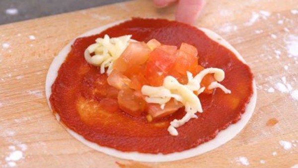 Hô biến vỏ há cảo thành món bánh pizza cuộn chỉ trong nháy mắt-2