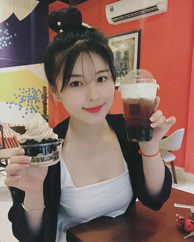 Bạn gái Trọng Đại U23 đẹp xuất sắc từ nhà đến khán đài sân cỏ-17